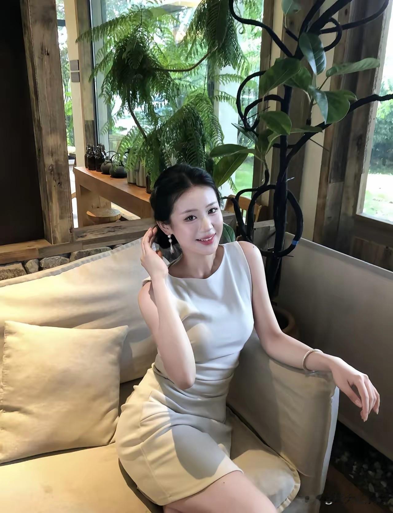 绿植映窗纱，美人倚椅坐。