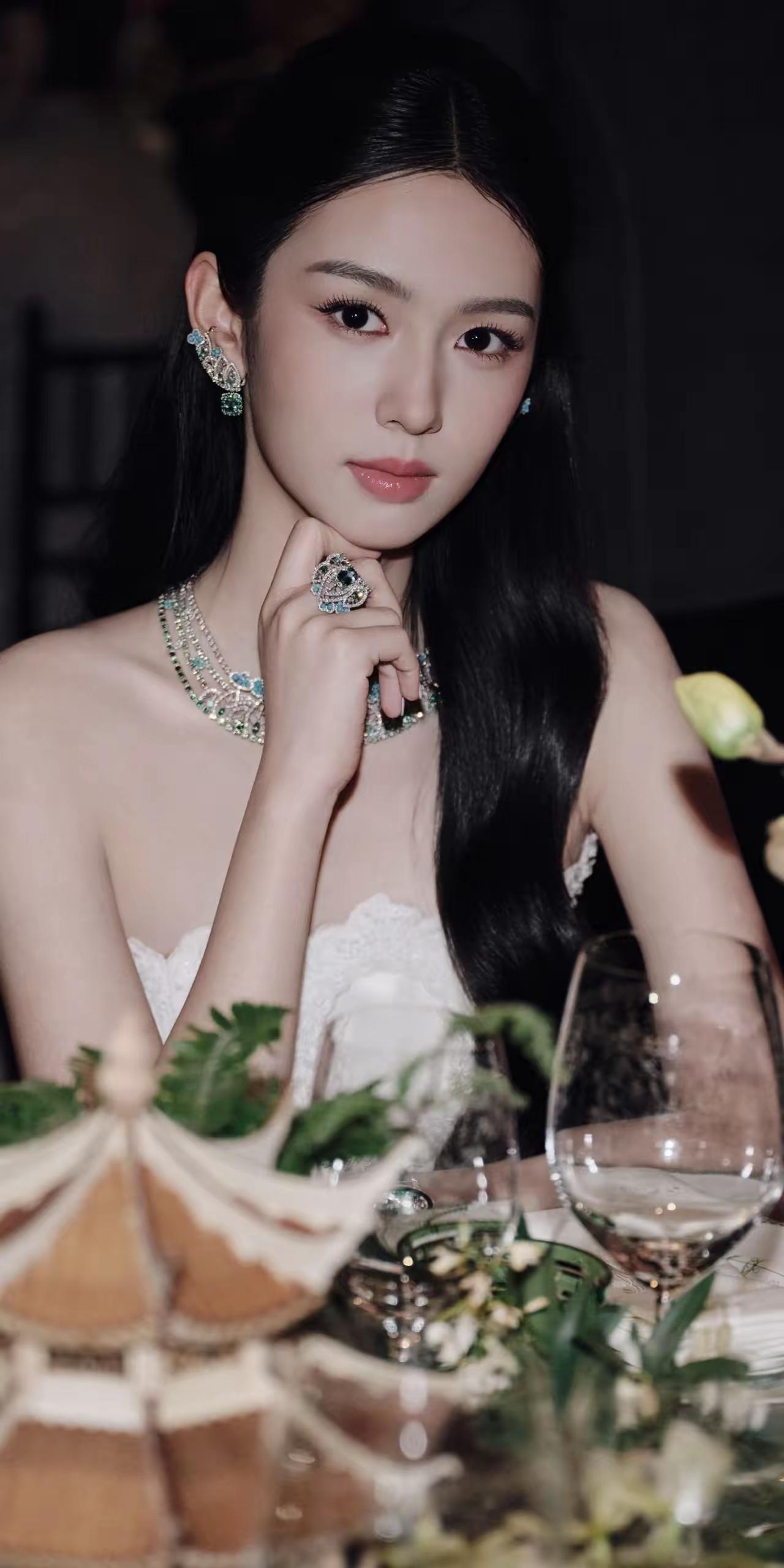 玉佩轻摇，风华绝代。