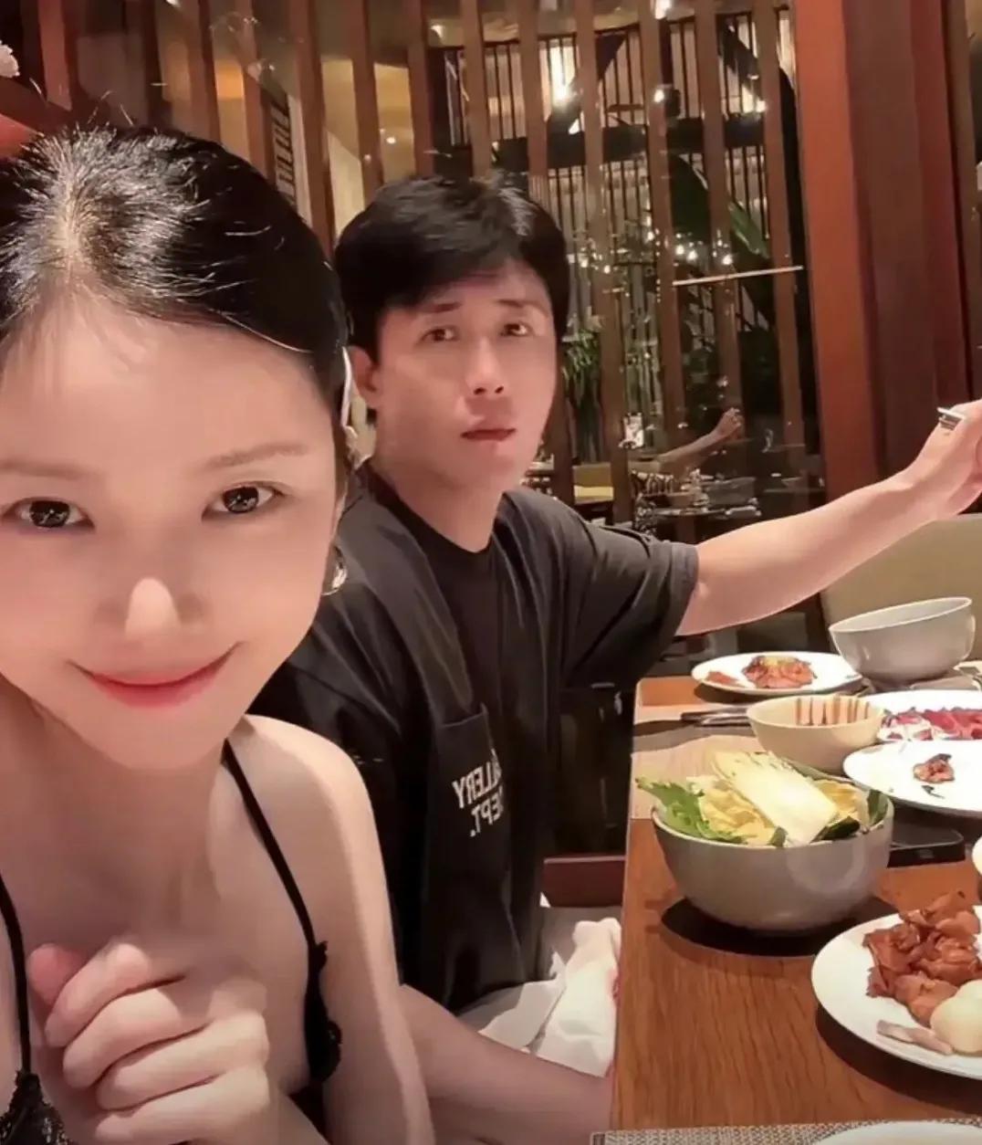 #冬日生活打卡季#
杜淳和王灿一家三口好幸福！
杜淳和王灿晒出了三口之家的幸福照