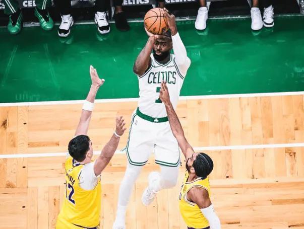 强队底蕴，绿军完全地凸显出来了。
距离总冠军，绿军就差一个塔图姆了。
所有人都以