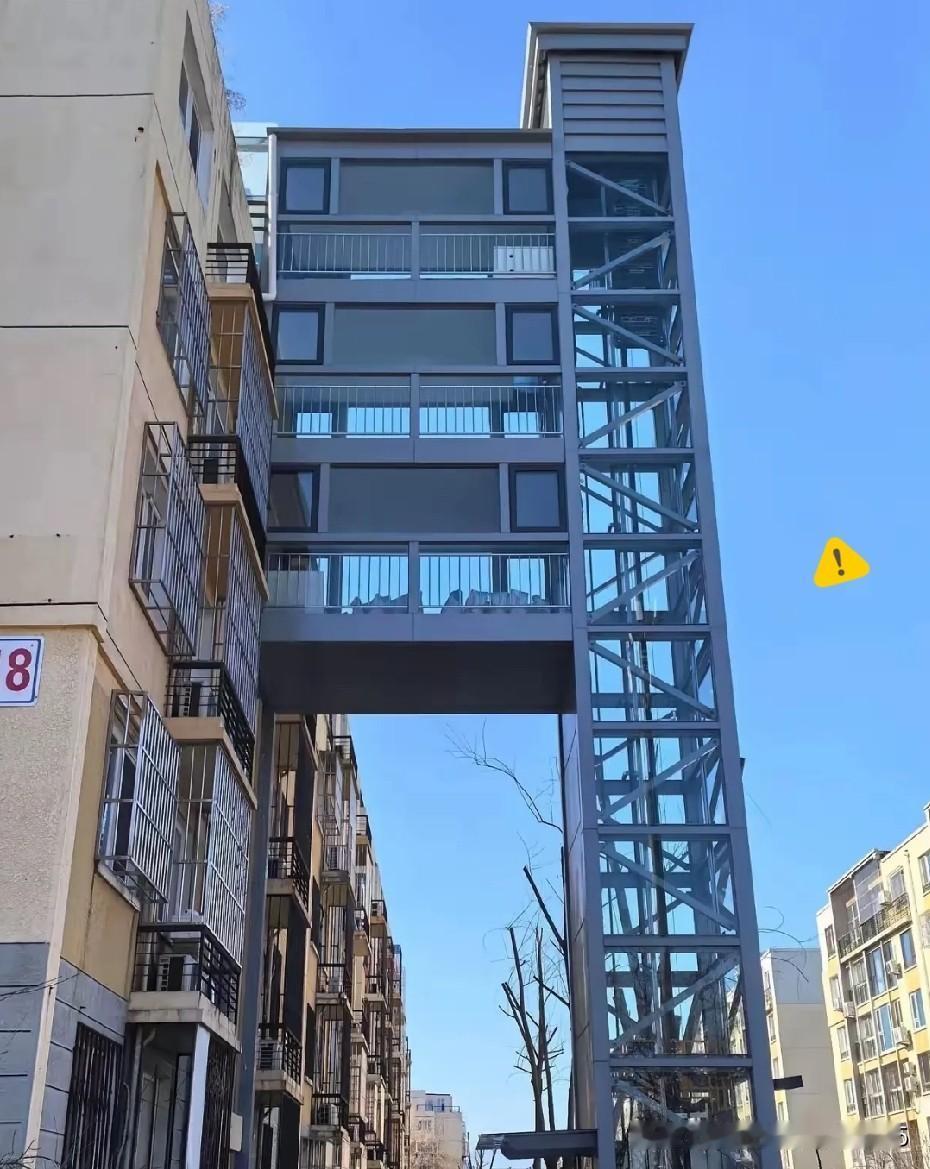 我住一楼的，支持装电梯，但有条件：一、不出钱，谁用谁出，没钱就不装。二、后续的维