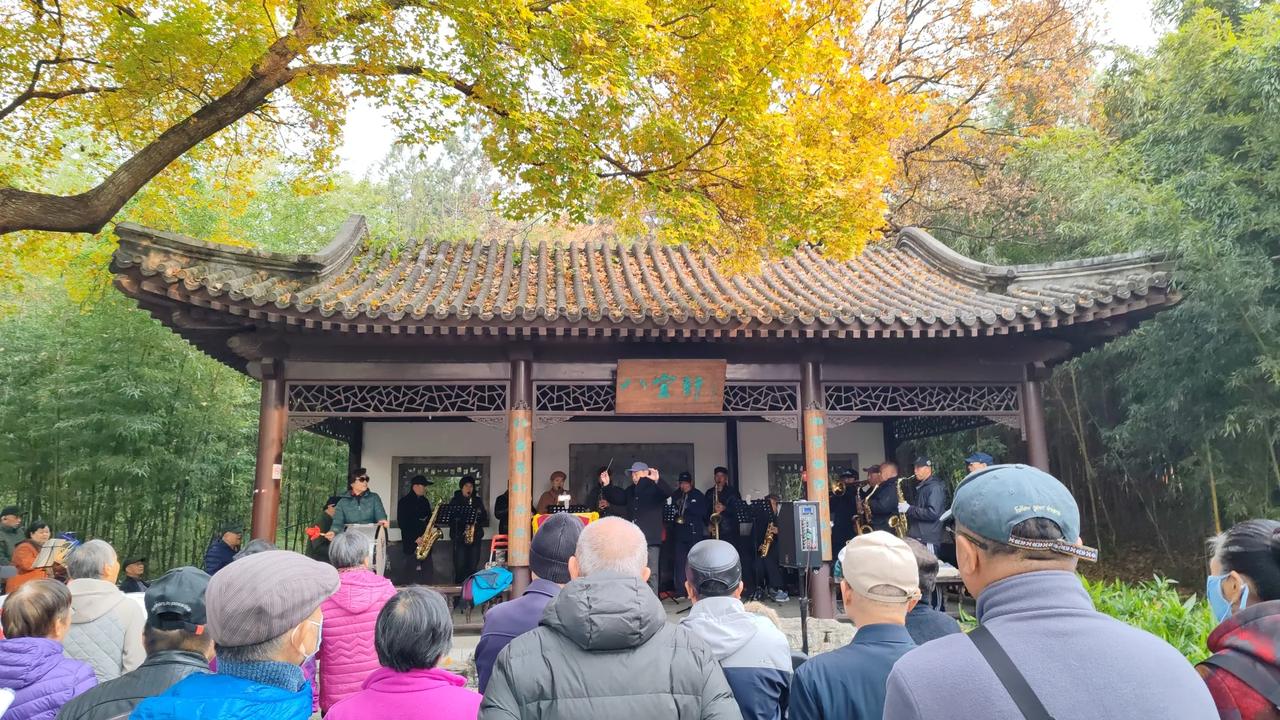 看到一个消息，某个大V（实为大喷子/惑众者/分裂者）可能将被禁止在所有社交媒体平