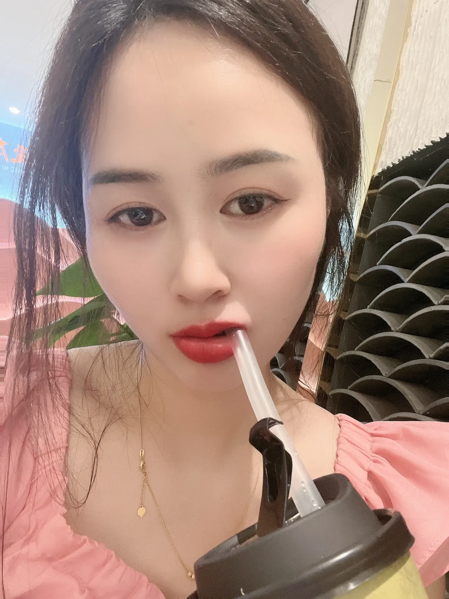 虽然我们每天都各自忙碌，但是彼此都会相互惦记，不用每天缠绵，但会时刻想念，朝朝暮暮是你，点点滴滴也是你。与你相伴，此生不换。与你相伴，此生不换。与你有关，皆是浪漫。此时此刻胜过胜过今生今世。人生百般滋味，我要笑着面对！[比心][比心][比心]