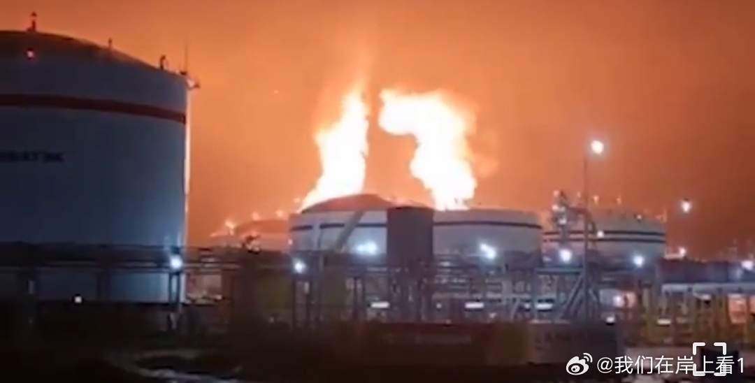 乌克兰无人机对俄罗斯乌斯季卢加港发动袭击，引发诺瓦泰克天然气凝析油厂发生火灾。乌