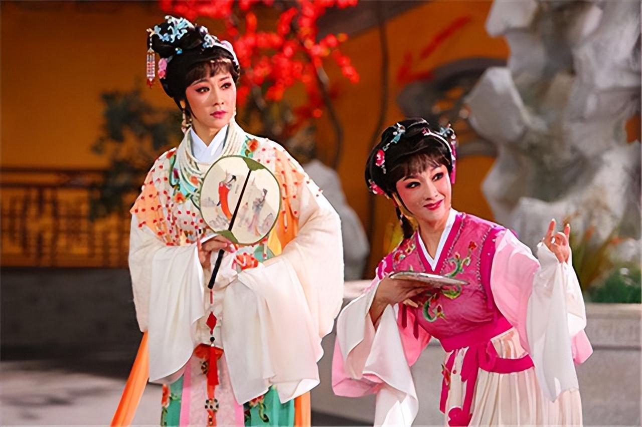 我喜欢戏曲，从小就爱好，喜欢听也喜欢唱，到现在依然痴心不改，我承认我是戏迷。