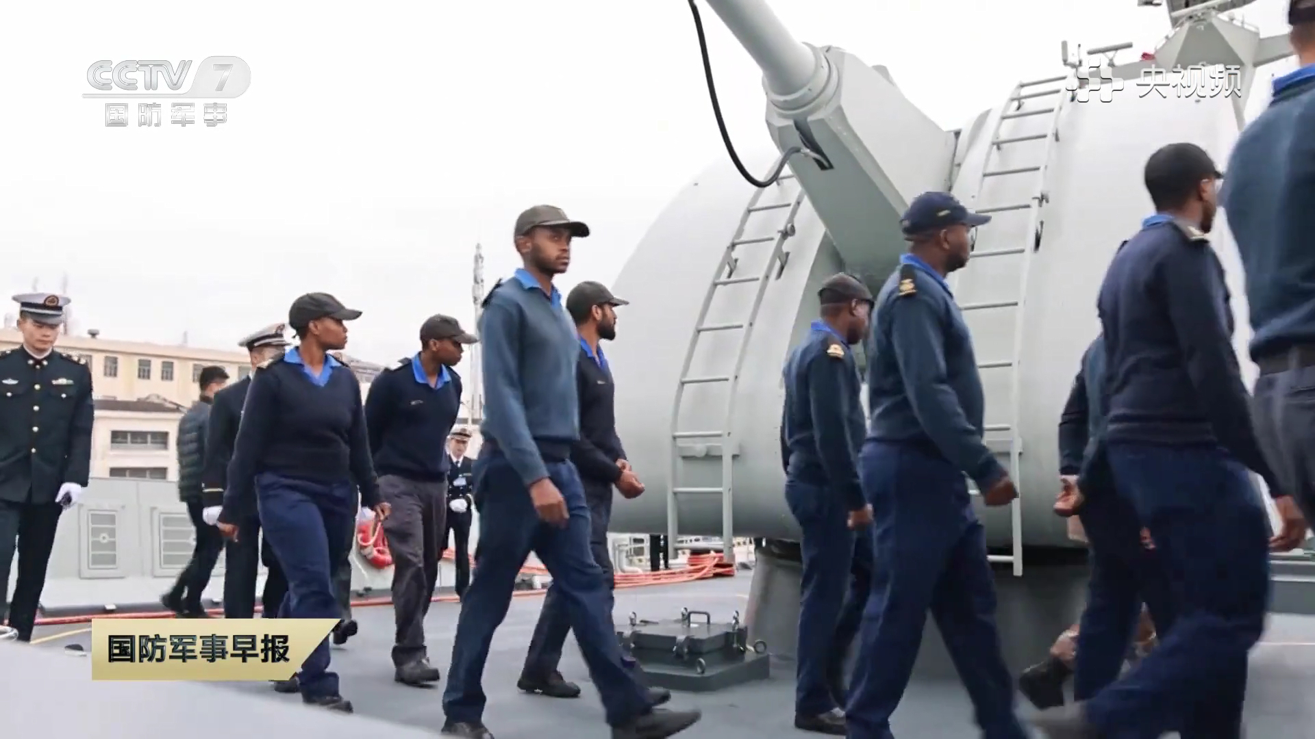 新054A，新单100主炮根部摇架相关加盖板：石河子舰、阜阳舰、玉溪舰原结构：临