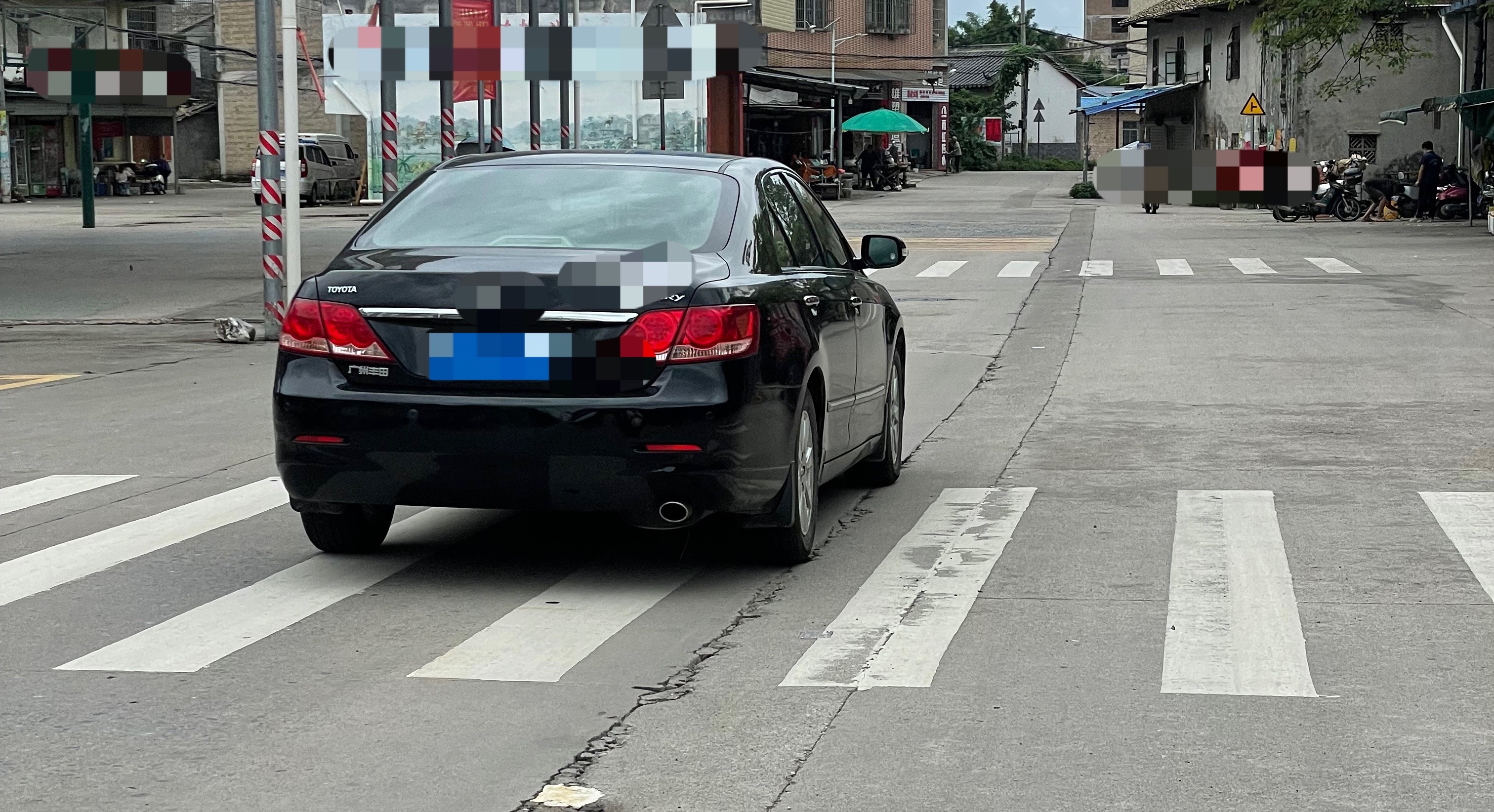 【玉林黑色小车对路上一两轮车多次按喇叭】7月20日，玉林市一辆桂A车牌的黑色小轿