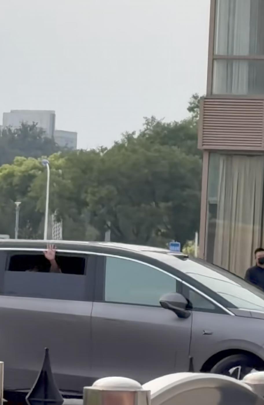 6月29日周杰伦昆凌搭乘私人飞机离京，周杰伦染回黑发，昆凌身形高挑，此番鸟巢演唱