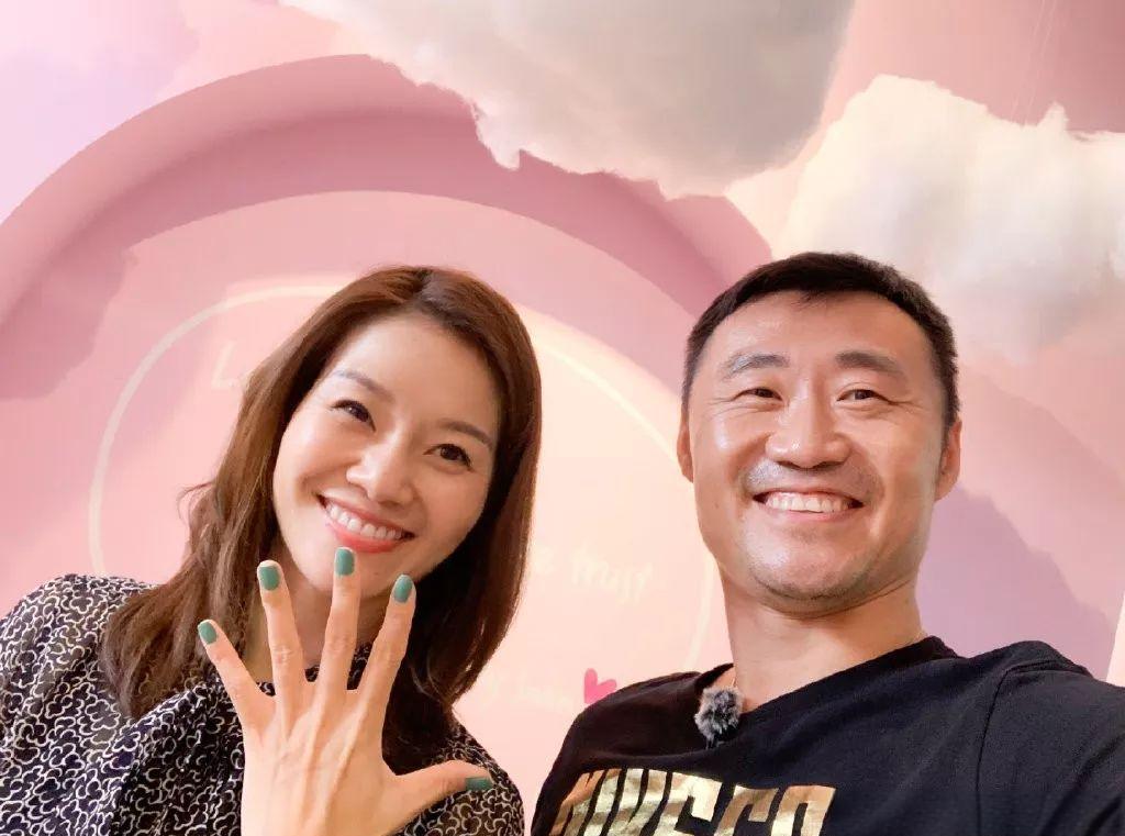 李娜和姜山相伴结婚20年，没改口叫公婆一声爸妈，平日几乎不下厨房，接送孩子这类琐