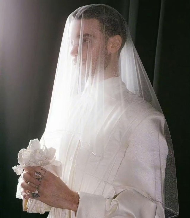 之前刷到的男款婚纱，去查了下怎么下面长这样的？？？ 