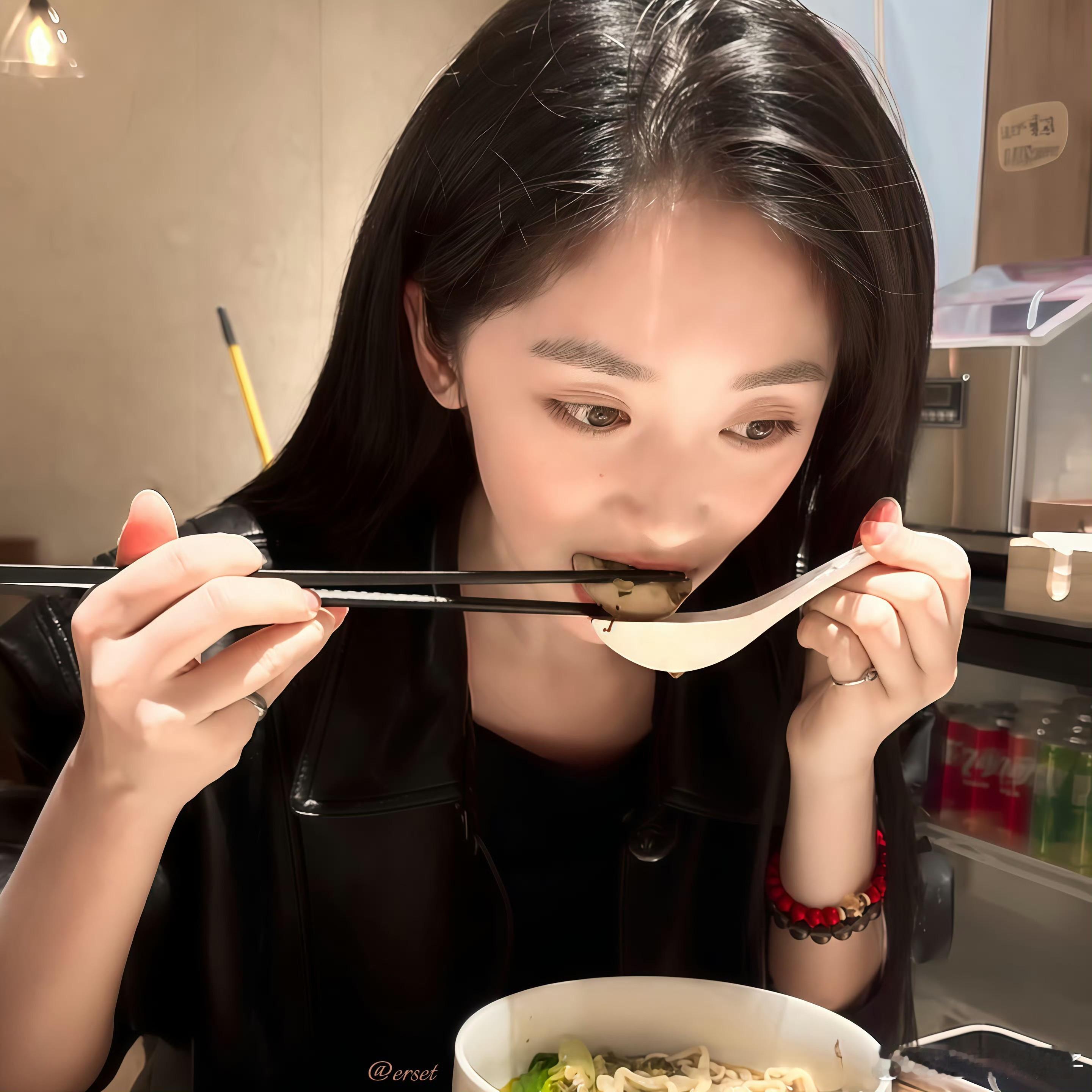 王影璐素颜逛街差点被认出来没想到素颜逛街还差点被店家认出来，王影璐这皮肤底子真的