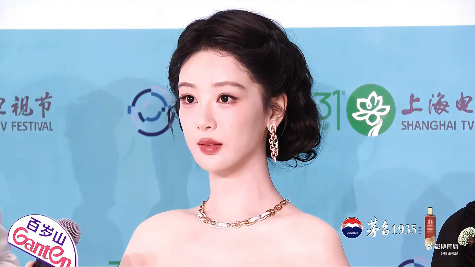 杨紫“白菊赐予了我很多力量，她治愈了我也丰盈了我。” 