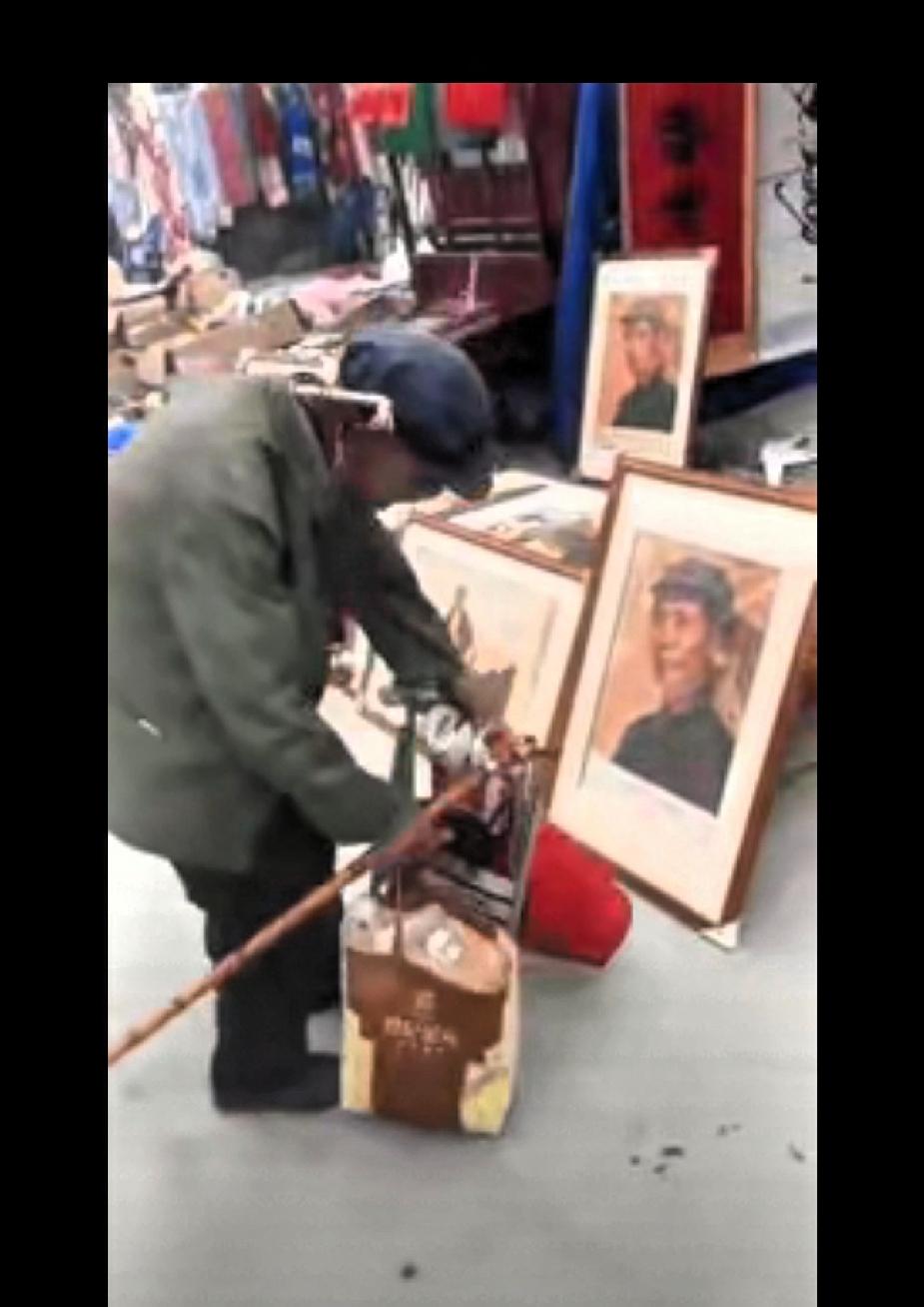 这就是刻在骨子里的敬仰！
拾荒老人在大街上看到了毛主席的画像，放下东西立即三鞠躬