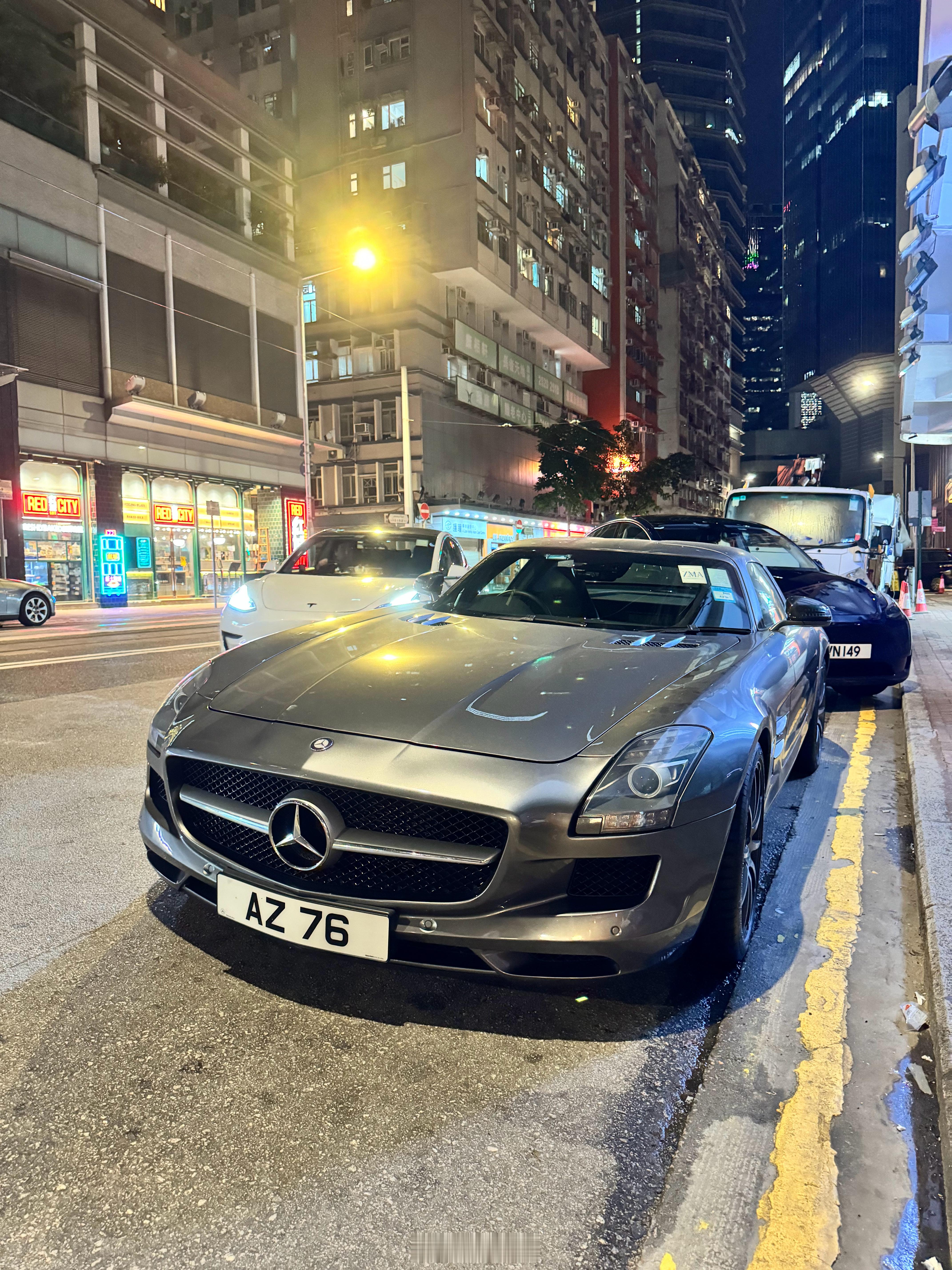 深夜的港岛[色]路边仍然很热闹🔥🔥🔥你喜欢哪台！？#全民拍车##奔驰sls