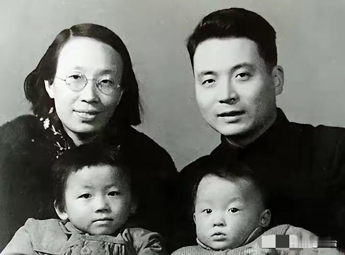 1986年7月，弥留之际的邓稼先突然提出一个愿望，想要再去看一次天安门。轿车即将