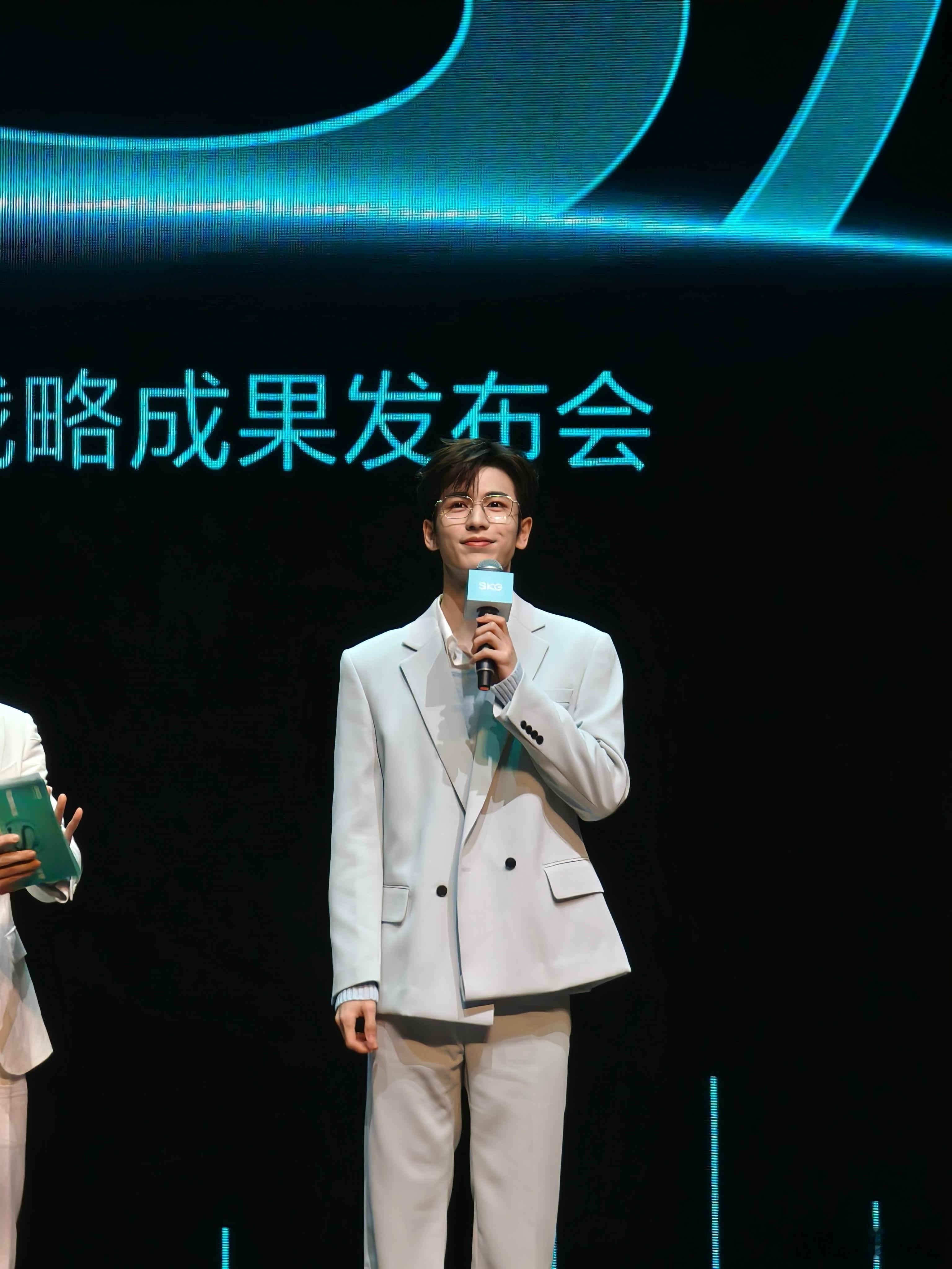 SKG代言人张凌赫来了生图好帅啊 ​​​