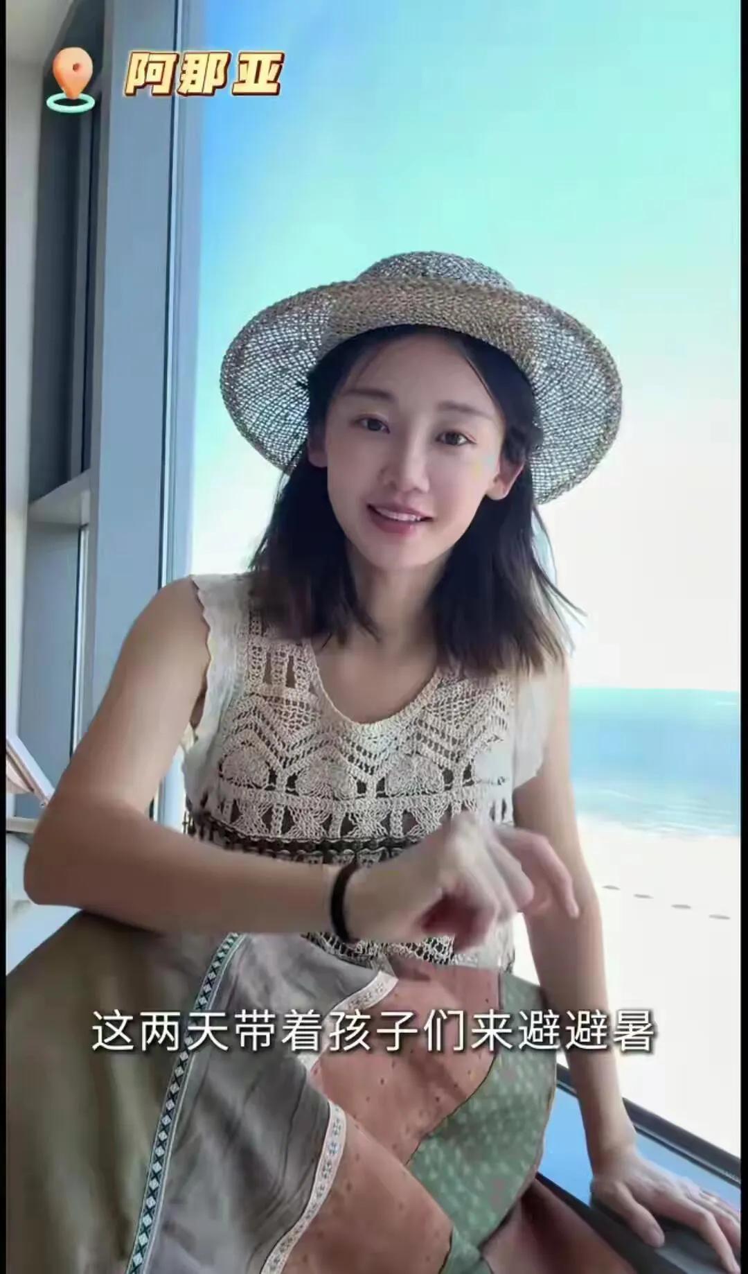 郑恺和苗苗还是不愿意三女儿出镜，看来还是挺介意网上的舆论的！


郑恺跟苗苗带着