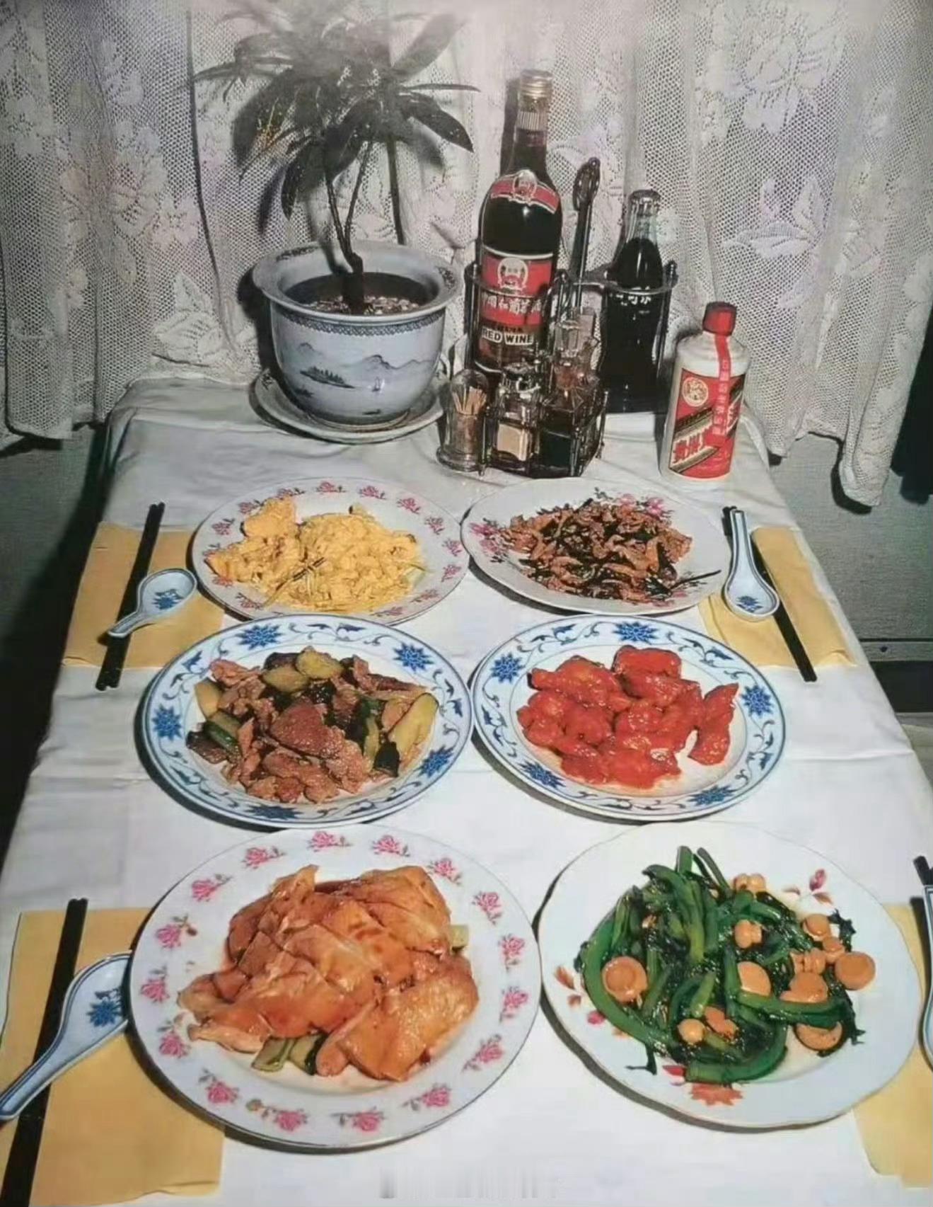 网上看到的。1981年，中国铁路客车上面的餐车炒菜和菜单[并不简单] ​​​