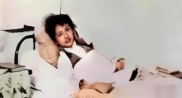 刚生完孩子，肚子还坠着，整个人虚脱得像一张纸。
你猜你老公在干嘛？
梁思成拿起相