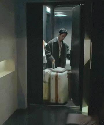 早春晴朗栾念搬行李这块是专业的栾念搬行李这块是专业的剧里栾念搬行李，网友直呼这技