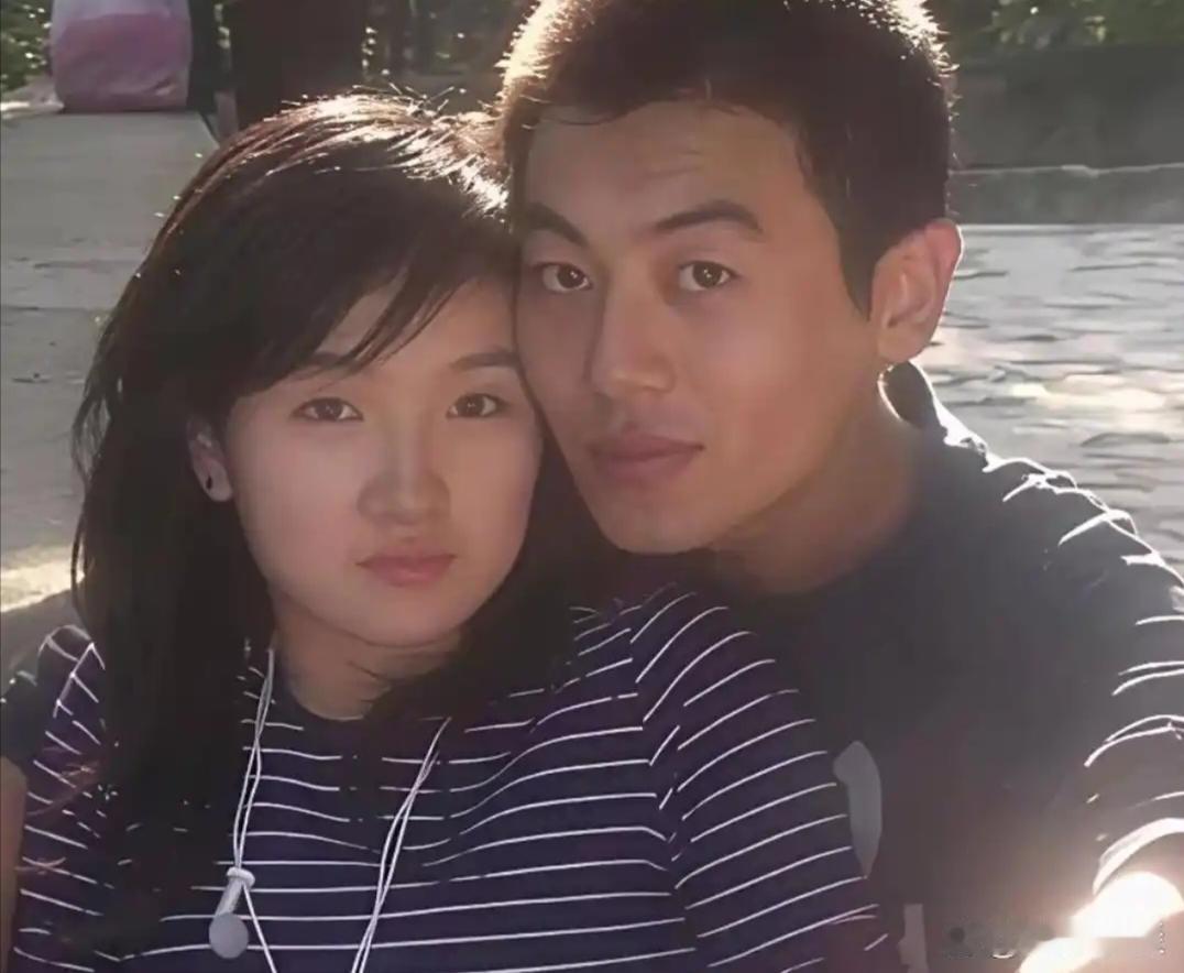 她是朱亚文前任，谈了九年，最后掰了
都跑龙套那阵儿，他们的感情你侬我侬
后来，朱