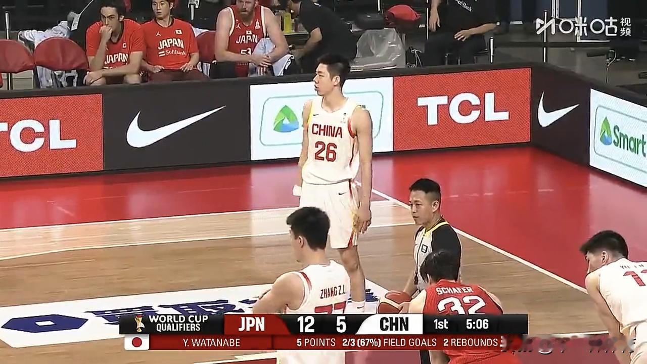 中国男篮半场33-47落后日本男篮14分，半场三分球中国队11中2，赵继伟有点格