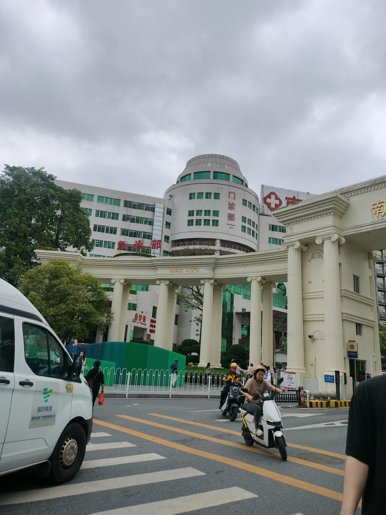 广州南方医院人多、流程复杂，
一个人看病真的很煎熬：找不到科室、排错队、漏检查、