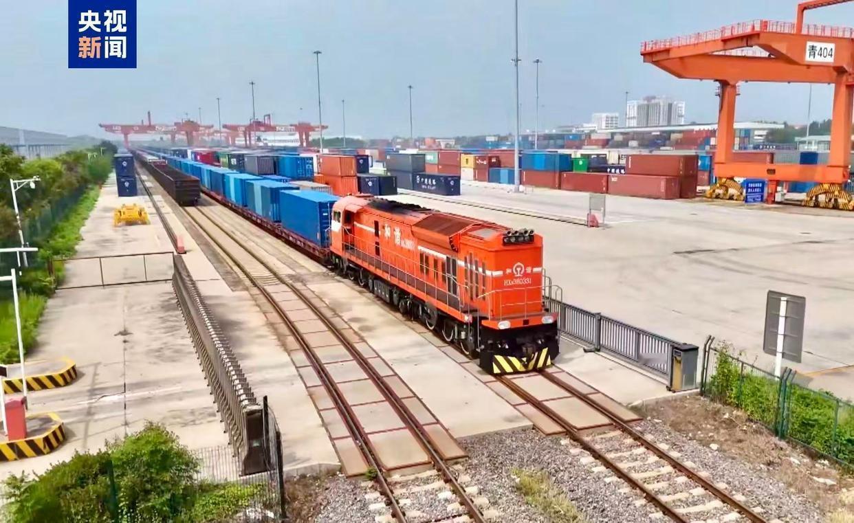 青岛上合示范区爆了！1225列中欧班列日夜狂奔，背后竟藏着一个让西方沉默的中国密