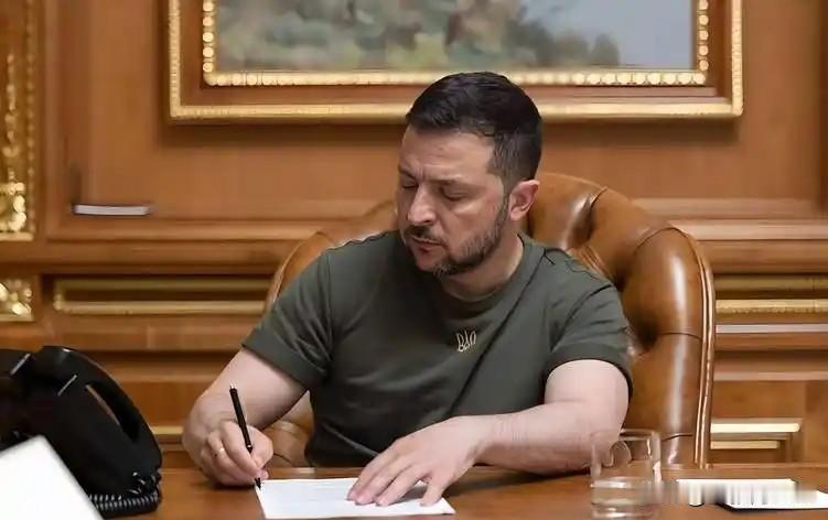 乌总统再签制裁令，俄罗斯高官上榜，这场较量谁更胜一筹？
 
老铁们，最近俄乌冲突