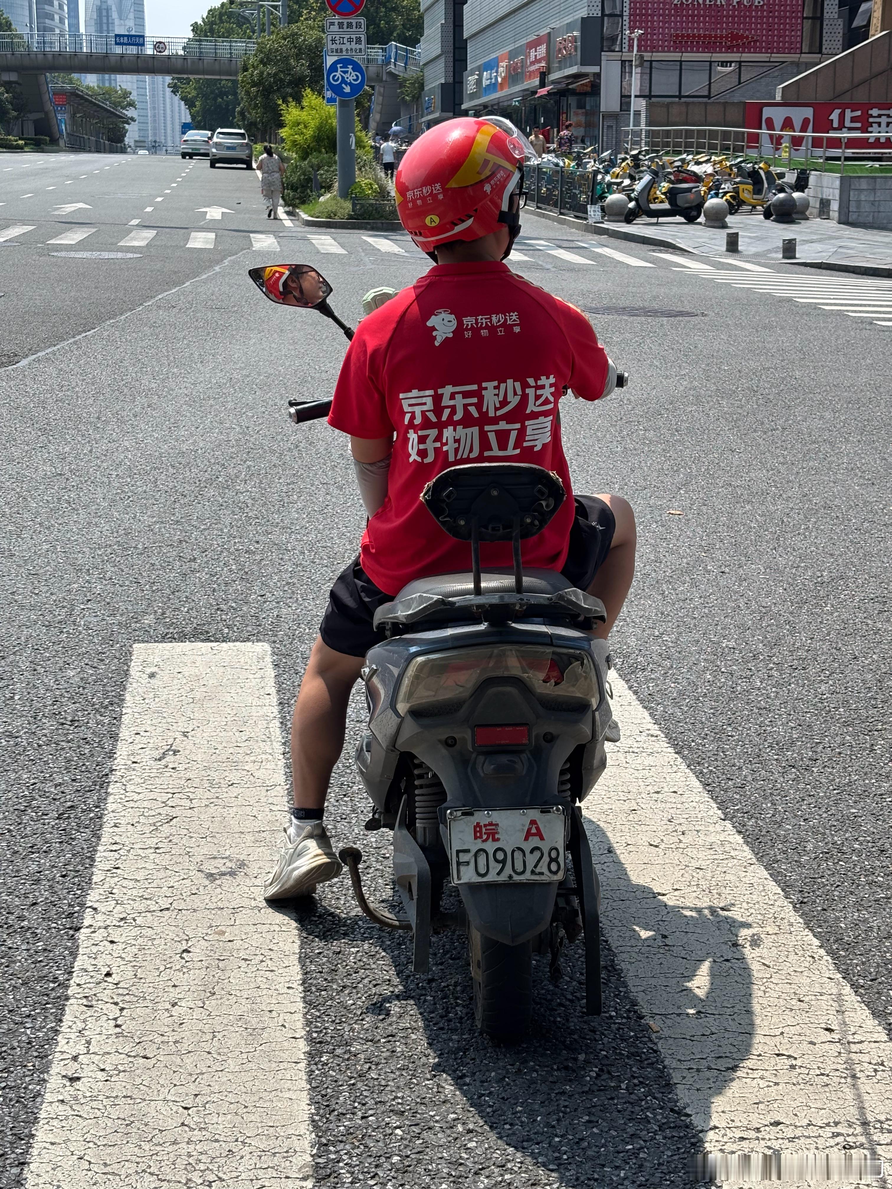 正午阳光下，鲜红的背影 