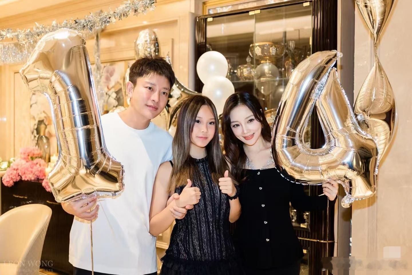甜馨爸妈为她庆生甜馨爸妈同框为她庆生  甜馨14岁了，妈妈和爸爸贾乃亮同框为她庆