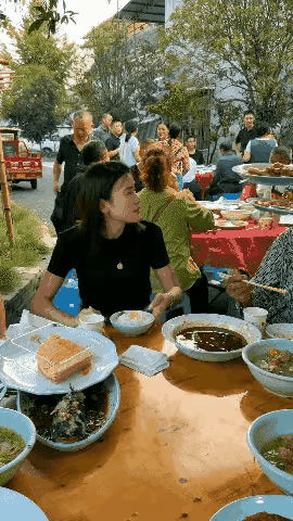 美女回乡吃酒席，经验不足，坐在了一个都不愿意坐的位置上。

刚舀好一碗饭，她就得
