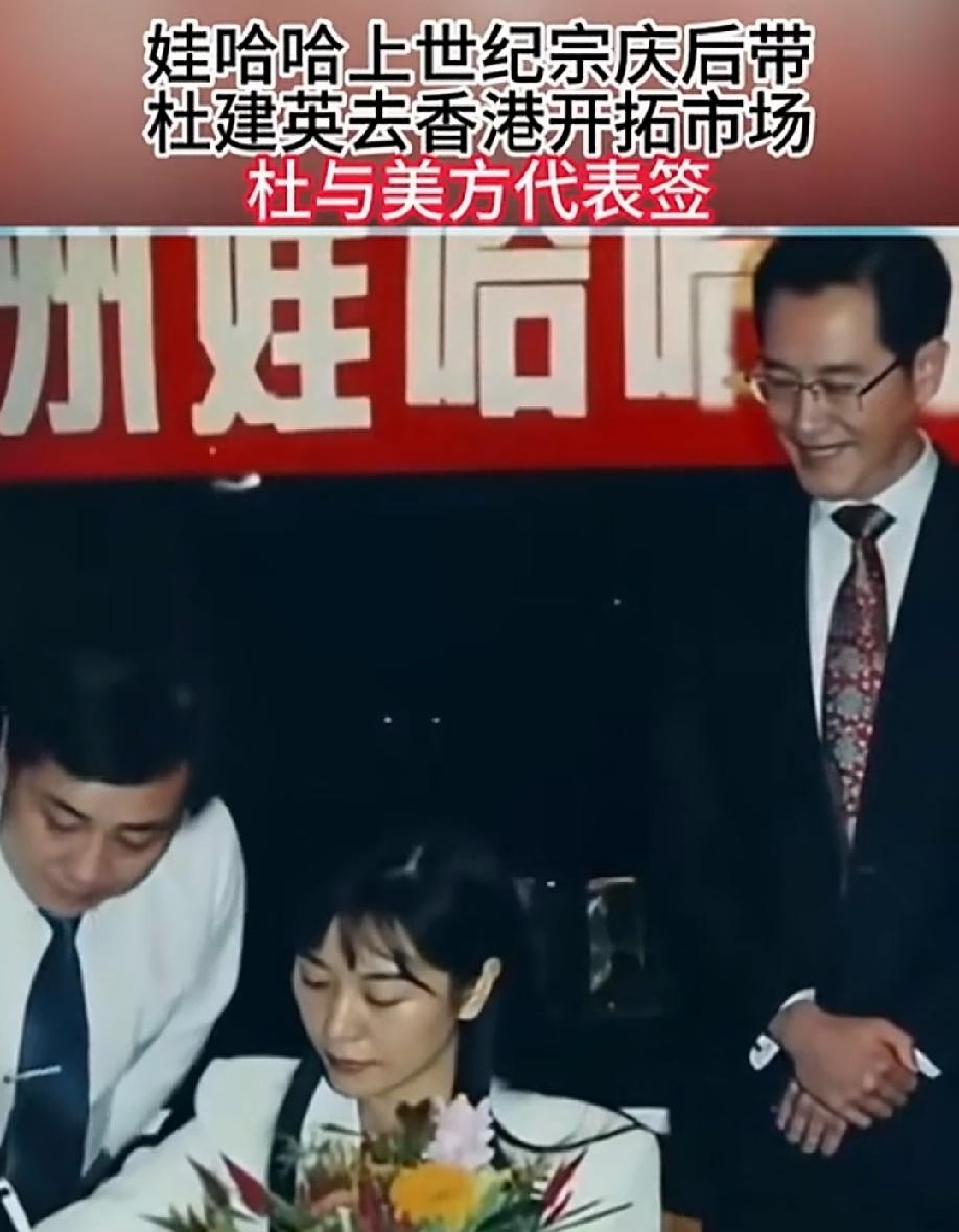 怪不得宗老迷糊，这么年轻漂亮的才女杜小姐，谁看了不夸赞一句，真美，看看身边那个穿