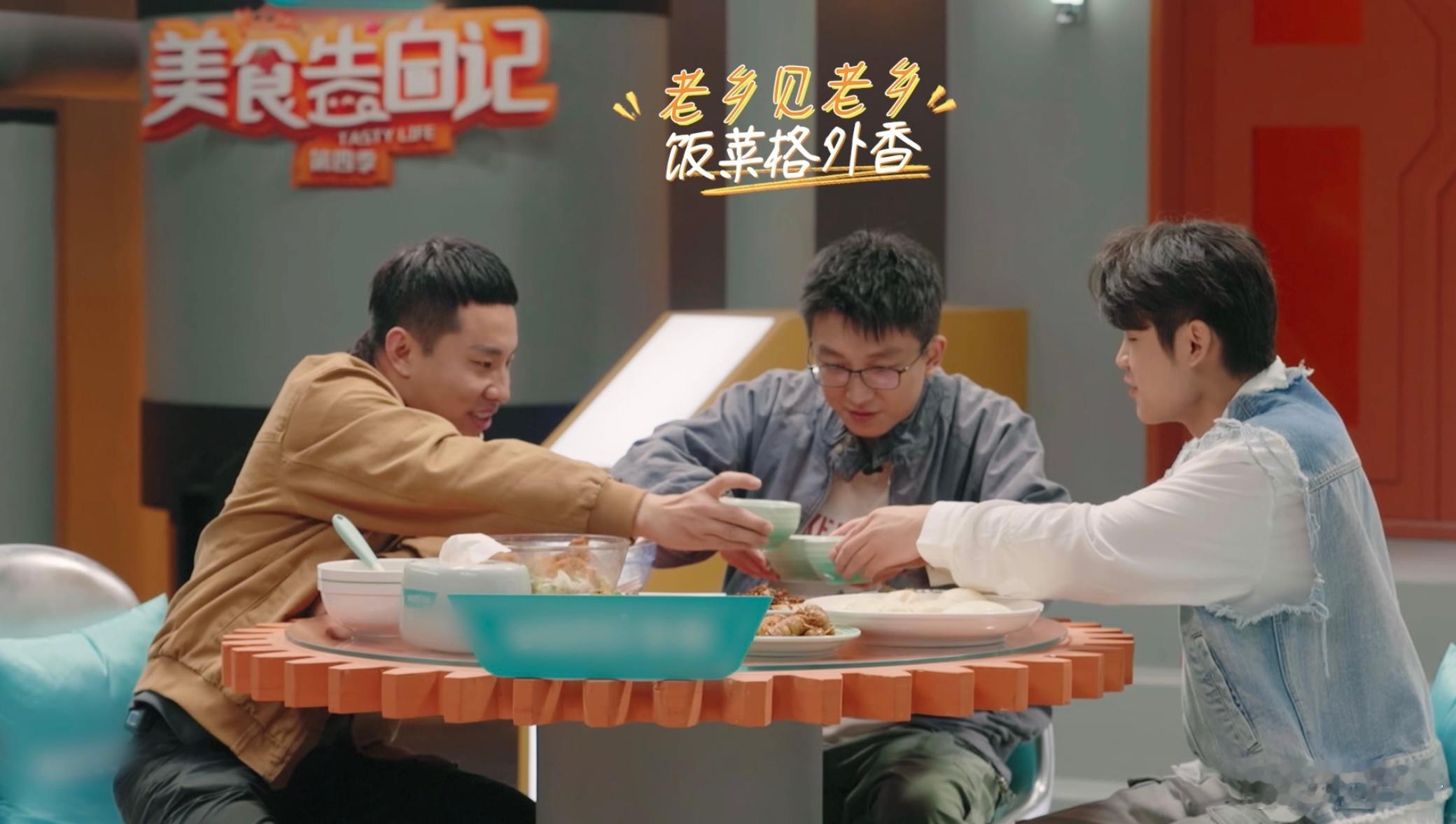 #刻在山东人骨子里的饭桌文化##美食告白记# 山东的饭桌，不只是吃饭的地方，更是