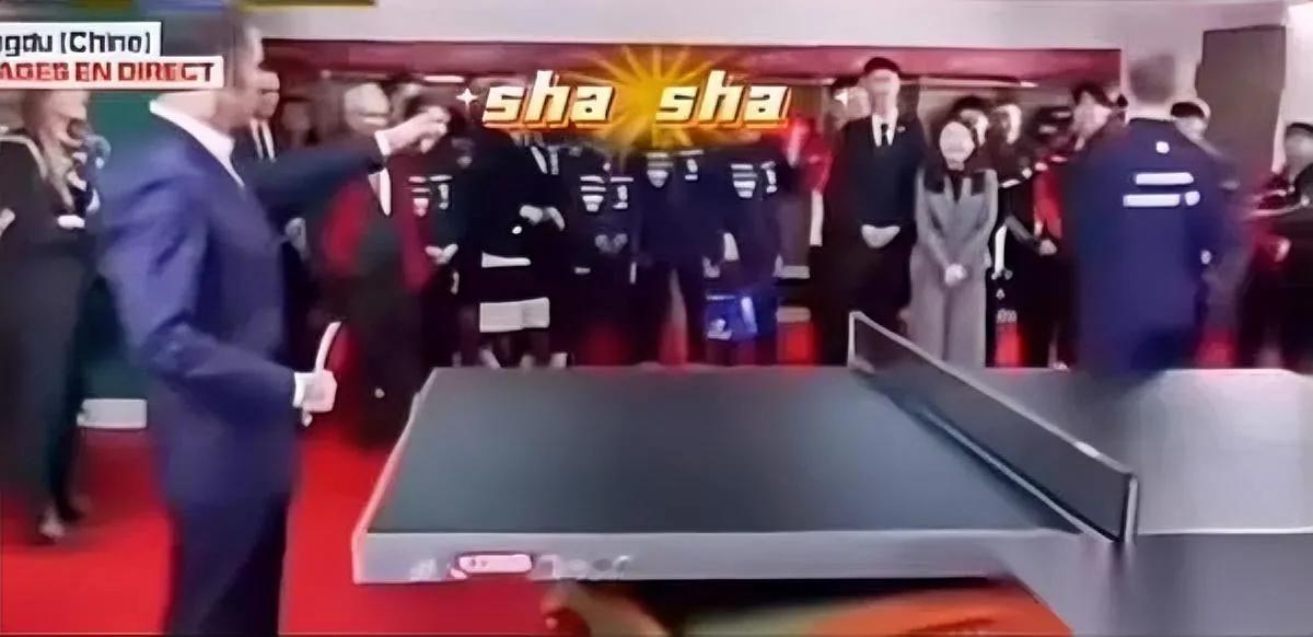 马克龙追着喊莎莎！

小布也抢着和她对打？

原来莎莎勾手早火到国际了！马克龙访
