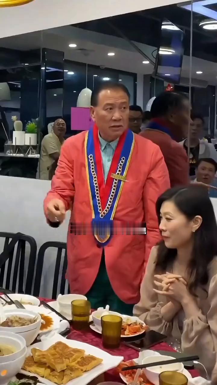 老牌男星状态。
直到亲眼看到76岁洪金宝坐轮椅，71岁成龙走路蹒跚迟缓，才猛然反
