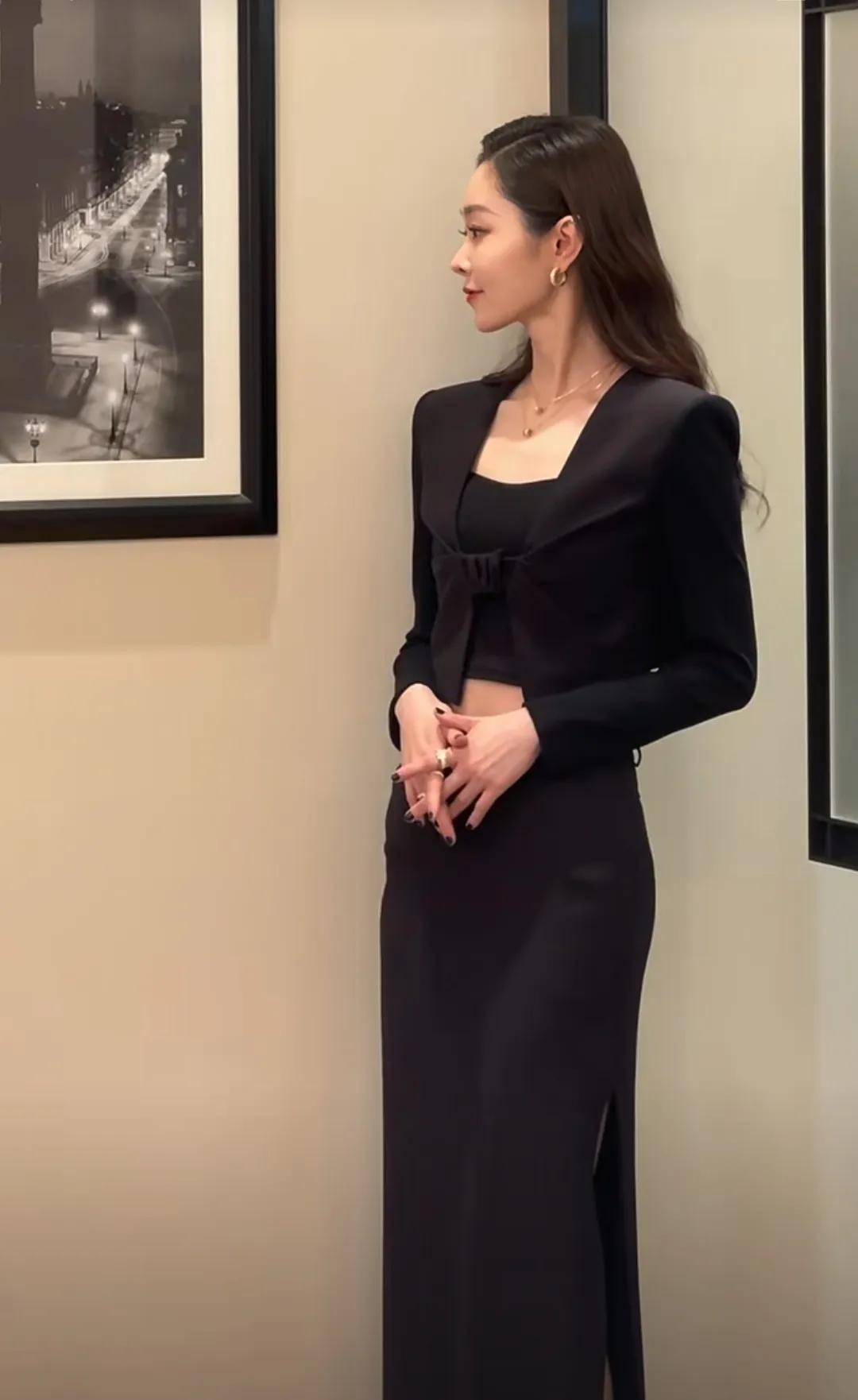 宋轶在重庆观音桥参加品牌活动，这次的造型很有御姐范，身材比例很完美，她气质真的很