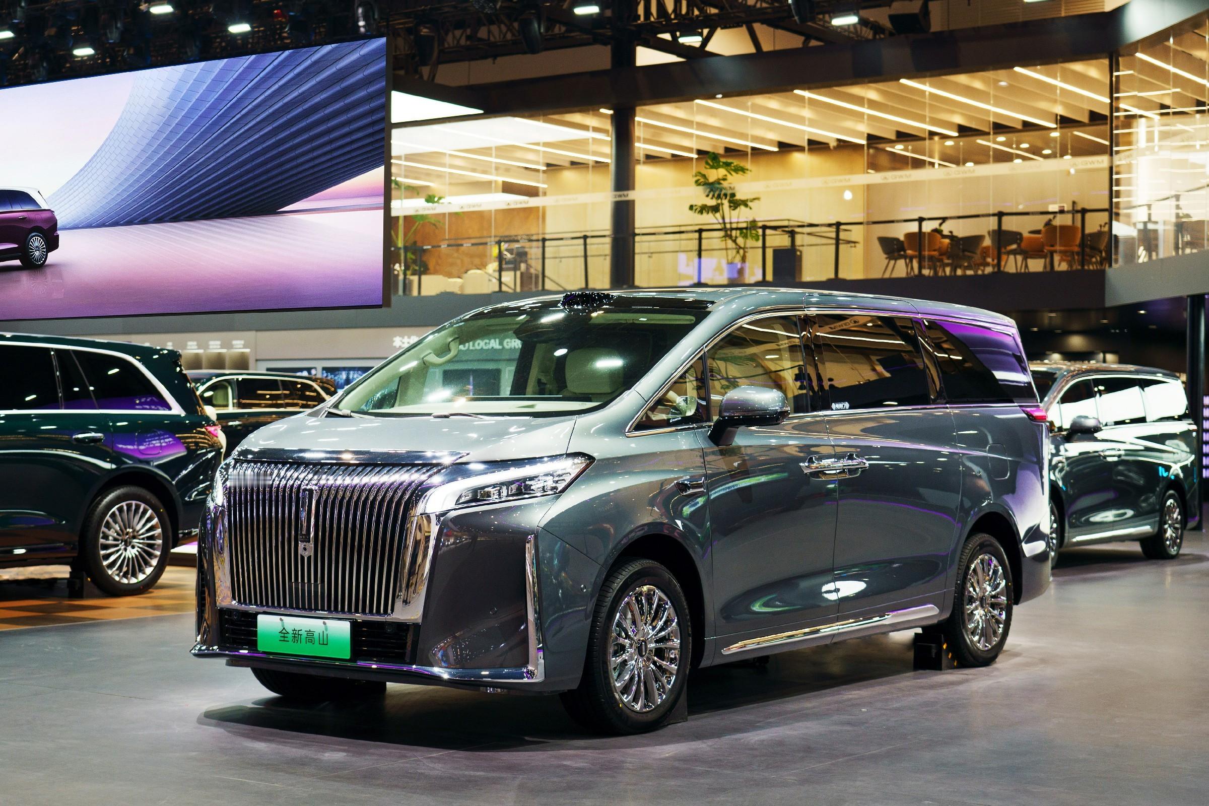 北京车展上，魏牌CEO赵永坡现场为杜江霍思燕夫妇深度讲解魏牌V9X，夫妻俩体验后