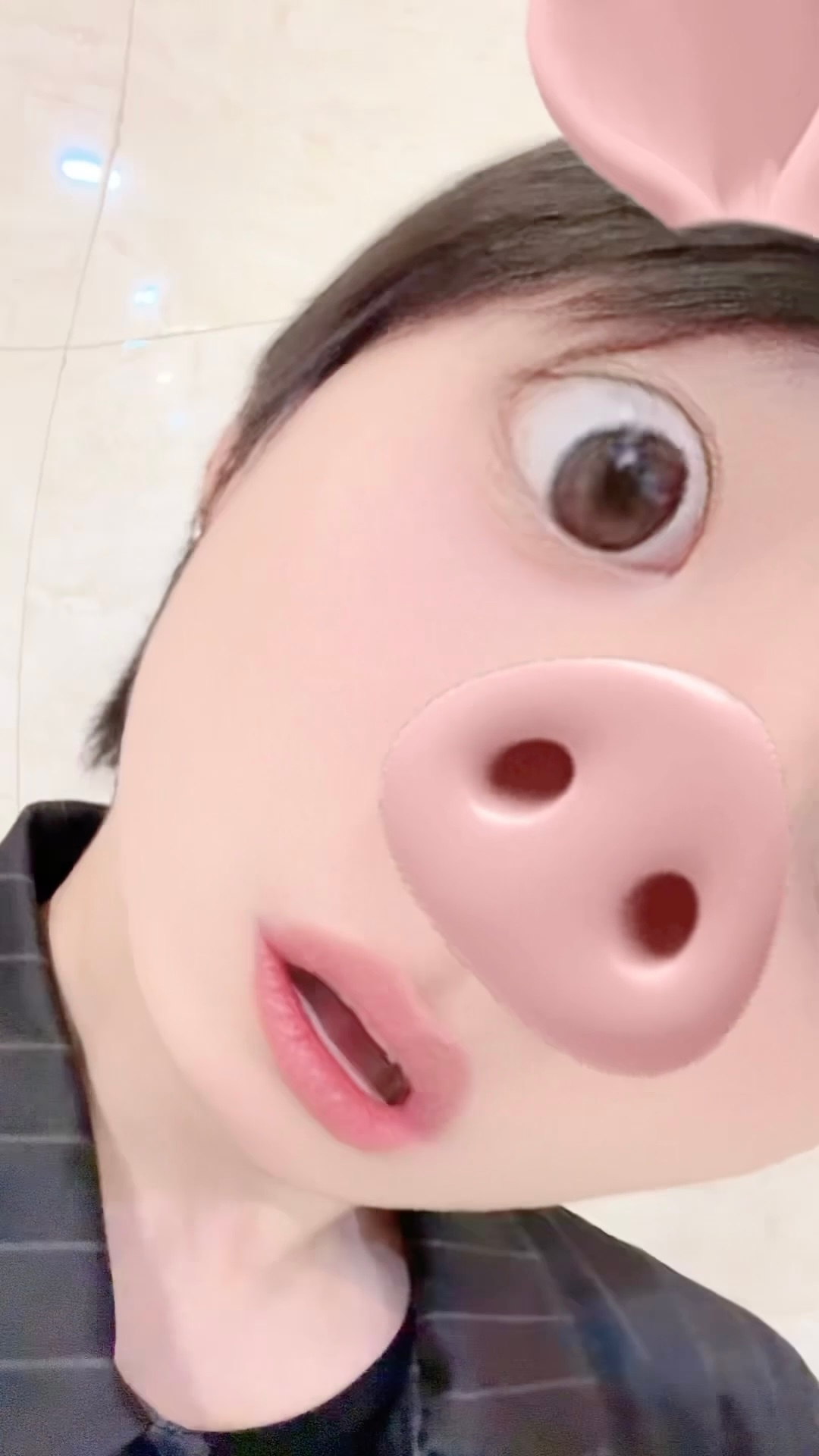 朱志鑫张着嘴巴捏捏脸颊肉看着屏幕里的🐽感觉自己好萌萌哒呀 