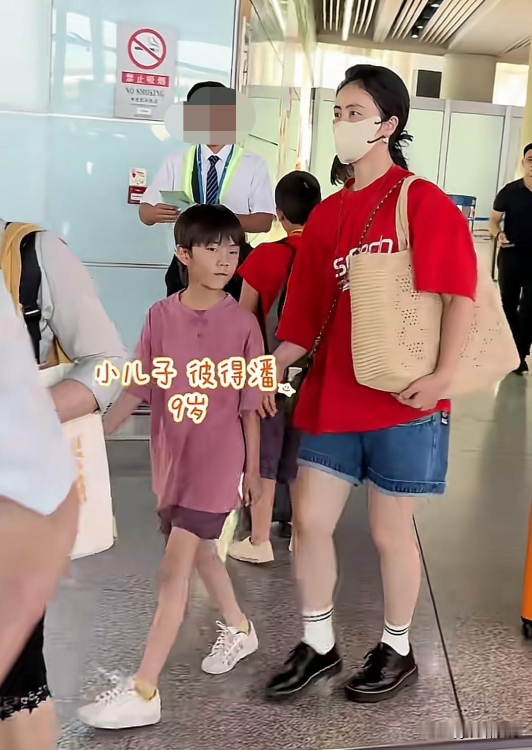 近日，有网友在机场偶遇孙莉，带着二女儿多妹、小儿子彼得潘一同出行。49岁的孙莉状