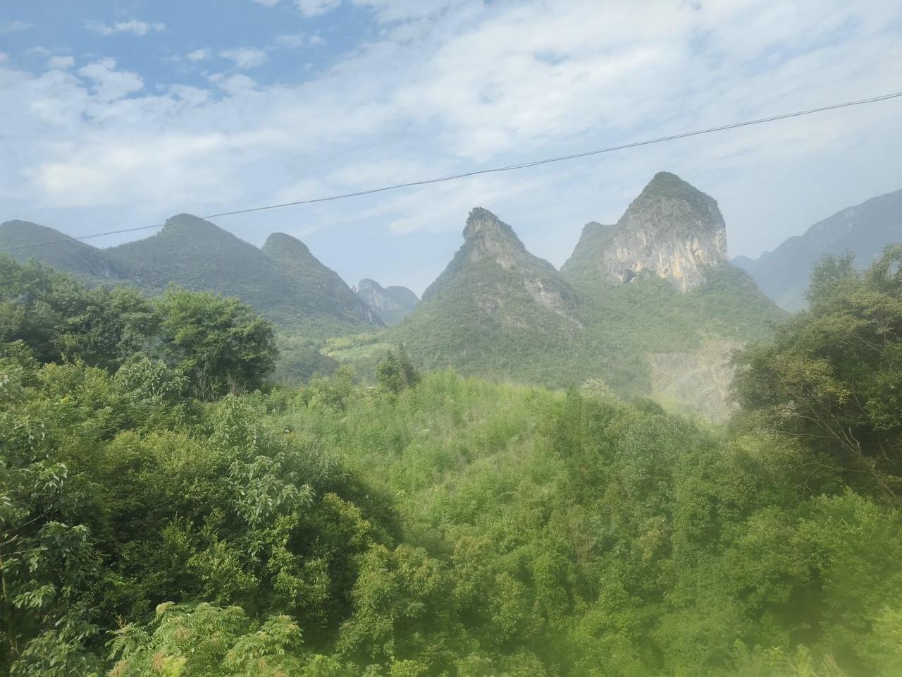 国庆旅游哪里去？推荐广西大桂林。
天然氧吧云雾绕，人间仙境不虚传。
上图:手机在