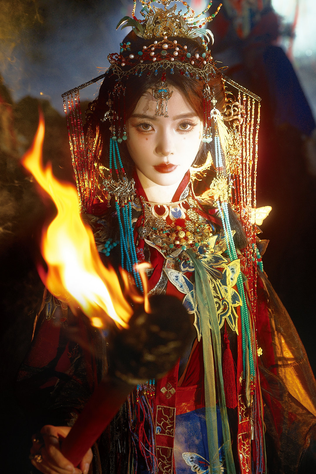夏弃疾拍的陈卓璇 似笑非笑，亦仙亦妖。陈卓璇将傩舞独有的诡艳演绎得淋漓尽致，每一