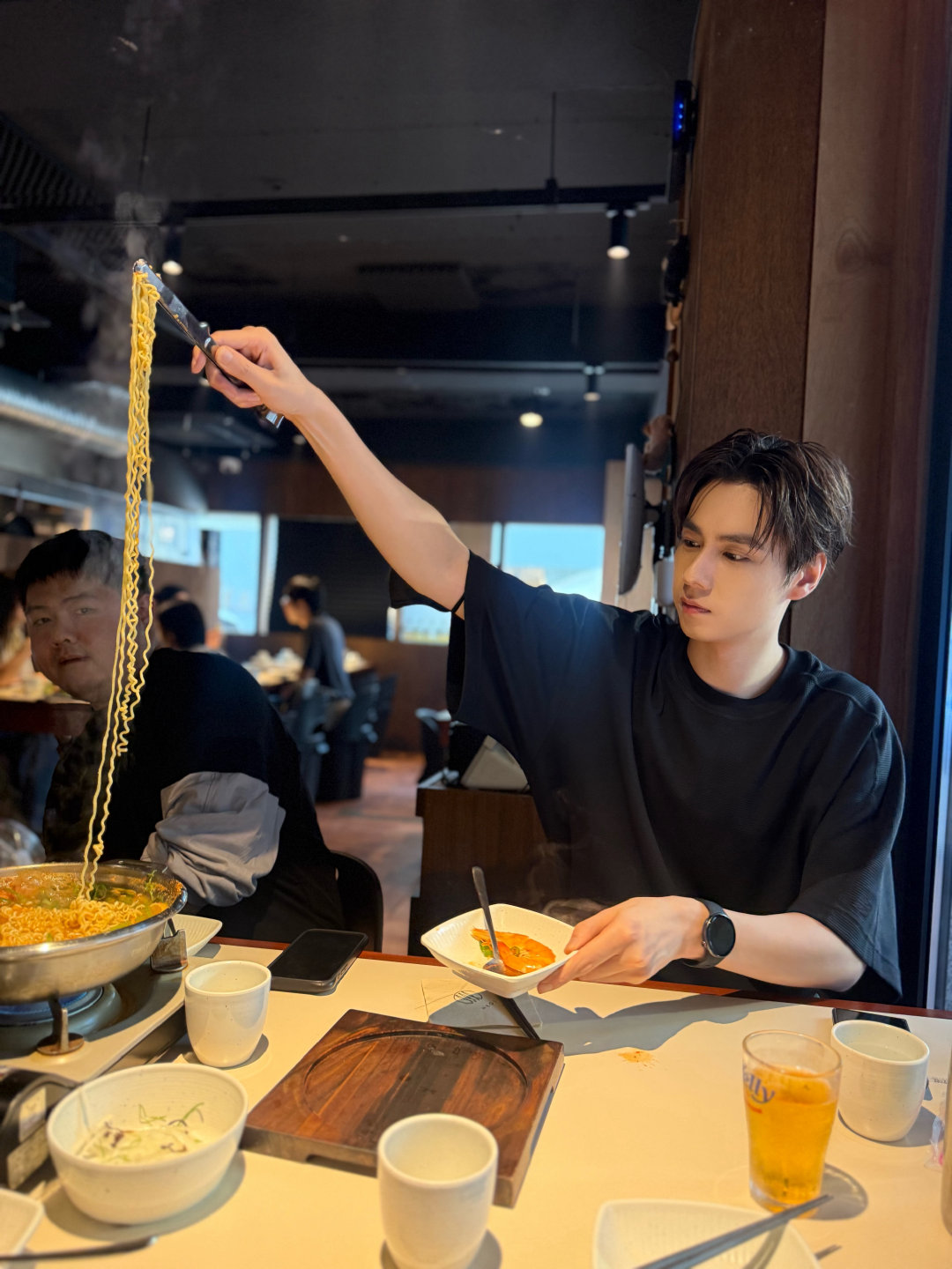 胡一天去韩国也得重复走拍出片 我吃放纵餐就胡一天这样自我欺骗 胡一天韩国日常照来