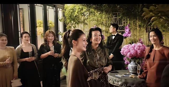 汪小菲马筱梅陪张兰高调现身，婆媳同框亲密耳语，母子不和传闻不攻自破 