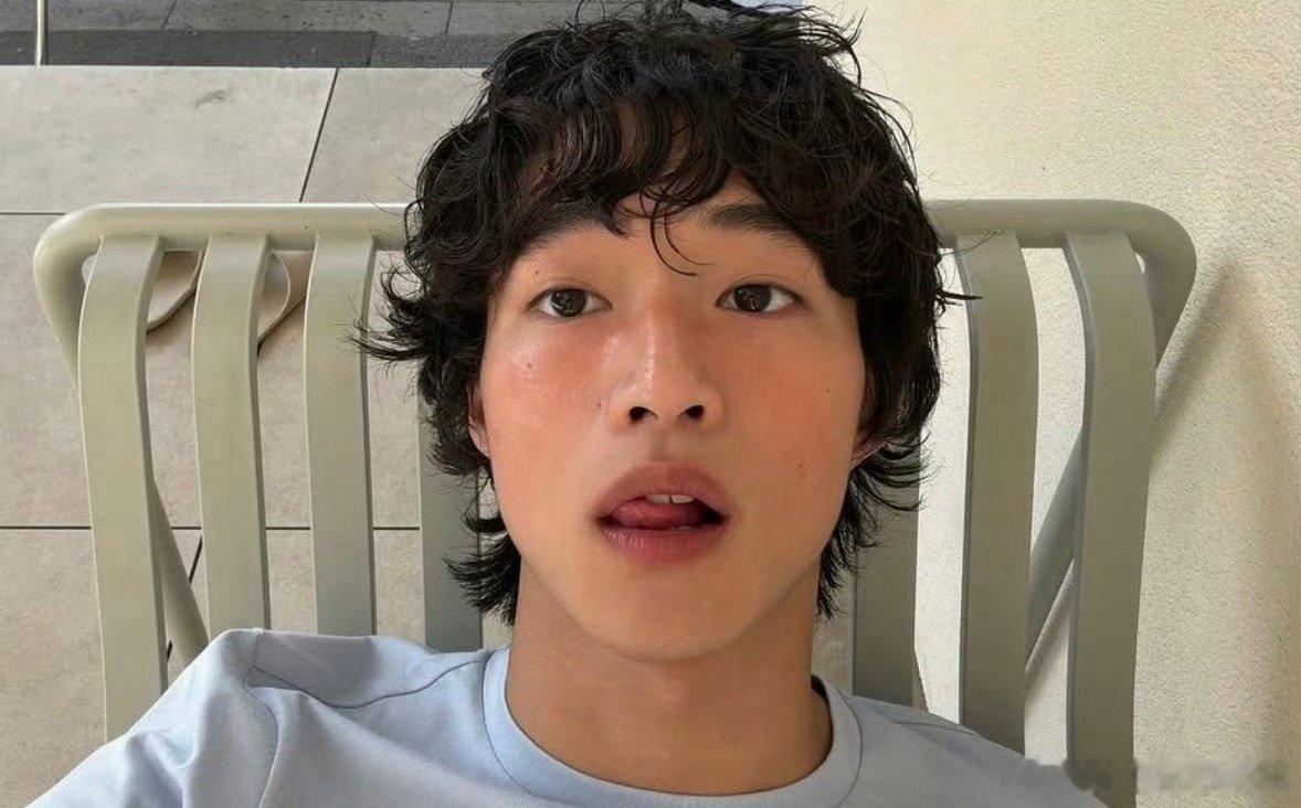 Jennie新歌mv男主Jennie新歌mv男主是台湾模特，长得又日又韩呢！ J