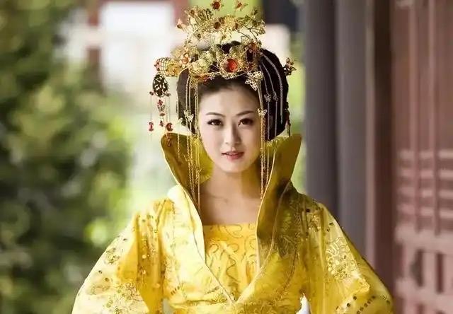 郑贵妃独得万历盛宠三十余年，为子争储搅动朝野，帝王在世时享尽破格恩荣。可所有荣光