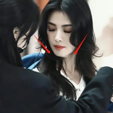 刘涛这是咋了？完全像换了一张脸一般！
浓妆艳抹再加上整容，模样都完全变了！