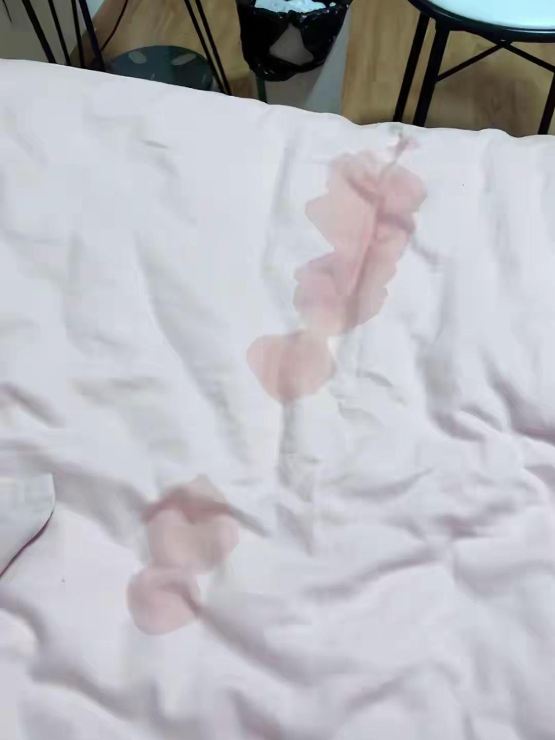 变态！浙江杭州，男子垂涎女邻居的美貌，不能得手，竟然偷偷潜入女邻居家，对着她美丽