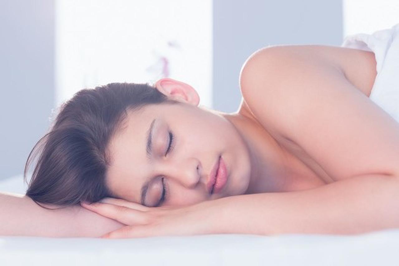 半夜睡不着真的太痛苦了，我有几个助眠小妙招。
可以睡前喝杯温牛奶，牛奶里的色氨酸