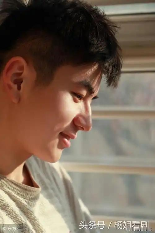 看懂男人的深情
       我认为，可从诸多细节入手。   
       身